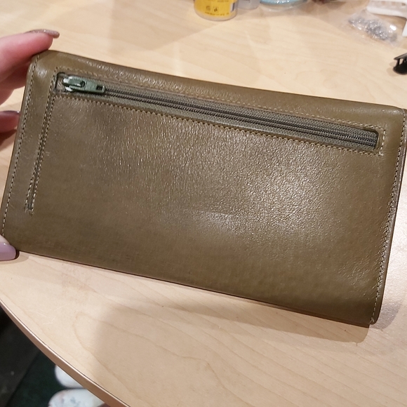 Tilley Olive Leather Trifold Wallet - Picture 6 of 7